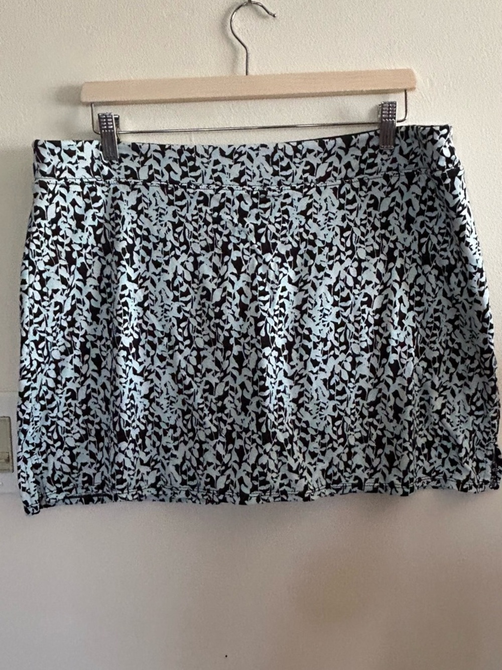 Tranquility by Colorado Clothing Black & Light Blue Floral Print Women’s Skort